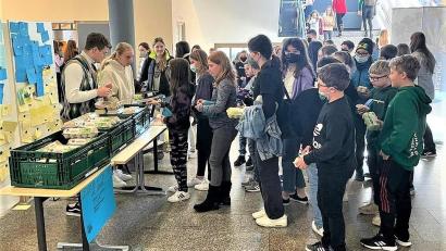 Bild: lg
Die Eier in den ukrainischen Nationalfarben fanden bei der Benefizaktion reißenden Absatz.