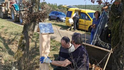 Bild: hzi
Thomas Schleicher aus Dammesldorf und Georg Lehner aus Göttersdorf, der Flurangrenzer, beim Aufstellen des neuen Feldzeichens.