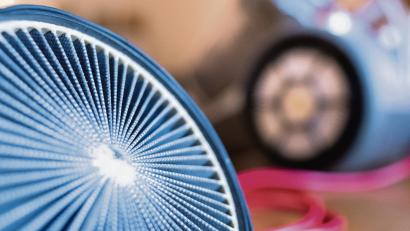 Bild:  Franziska Gabbert/dpa
Staubsauger mit einem HEPA-Filter haben den Vorteil, dass sie Staubpartikel und Pollen fast komplett zurückhalten – anstatt sie mit der Abluft des Gerätes wieder auszupusten.