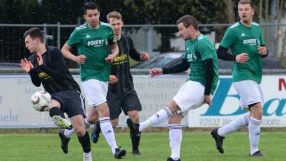 Bild: Mark
Die SV Grafenwöhr hat mit einem 2:0-Sieg beim FC Wernberg die alleinige Tabellenführung erobert. In dieser Szene schießt der Wernberger Andreas Lang Patryk Bytomski (SV Grafenwöhr) an.