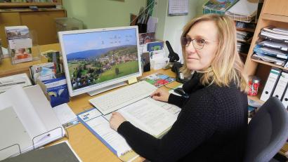 Bild: bsc
Dass die Heimat- und Wanderakademie Bayern Friedenfels als Schulungsort für eine zweiwöchige Ausbildung zum zertifizierten DWV-Wanderführer gewählt hat, freut Melanie Höfer (Bild), Leiterin der Tourist-Info.