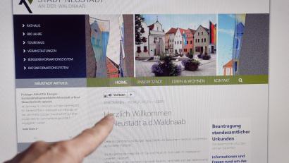 Bild: Gabi Schönberger
Die Homepage Stadt Neustadt soll leichter zu betreuen sein. Das wünscht sich der Bürgermeister. Im Stadtrat kam die Frage, warum er die Veränderung alleine in Auftrag gab.