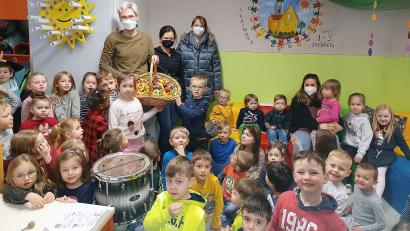 Bild: Landgraf/exb
Die Mädchen und Jungen des katholischen Kindergartens „Johannes M. Vianney“ mit Leiter Sebastian Reil (hinten, links) und Erzieherin Svenja Horn (hinten, Vierte von rechts) freuten sich über den Besuch der FU-Vertreterinnen Ramona Wagner (hinten, Mitte) und Gabi Frank (hinten, rechts).