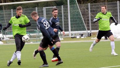 Bild: chap
Der Mitterteicher Justin Göhlert (links) versucht, sich im Zweikampf gegen Gästespieler Fabian Weiß zu behaupten. Der SV Mitterteich II verlor unglücklich gegen den Tabellenführer SG Schwarzenbach/Förbau mit 1:2.