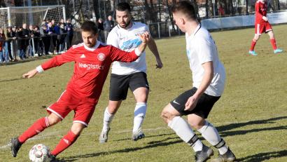 Archivbild: hho
Der TSV Waldershof (weiße Trikots, Szene aus der Partie gegen die SpVgg Wiesau) hat am Grünen Tisch drei Punkte zugesprochen bekommen. Grund: Waldershof hatte Einspruch gegen eine Neuansetzung eingelegt, nachdem der TSV Thiersheim wegen drei Corona-Fällen das Spiel abgesagt hatte.