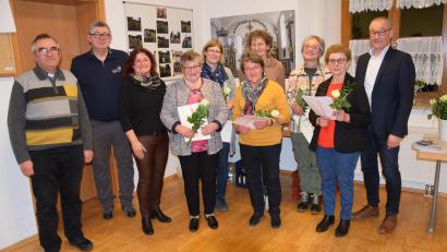 Bild: bö
Bei der KAB Rieden wurden Mitglieder geehrt (von links): Pfarrer Slawomir Niemczewski, Peter Pilz, Birgit Bauer, Anna Härtl, Andrea Höfler, Johanna Haas, Marga Kraus, Sabine Hofmeister, Waltraud Schmidt und Bürgermeister Erwin Geitner.