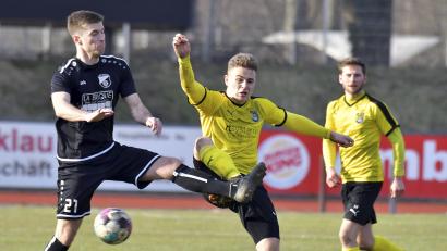Archivbild: Hubert Ziegler
Marcel Hack (Mitte) und Daniel Bosser (rechts) haben mit dem FC Amberg dreimal in Folge Heimvorteil.