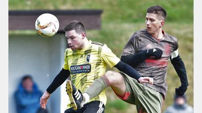 Bild: Büttner, Gerhard
Der Neustädter Patrick Michl (links) muss sich der Attacke von Philipp Magerl (VfB Mantel) erwehren.