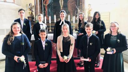 Bild: Ann-Kathrin Förderreuther/exb
Nach einem Jahr der Vorbereitung feierte Pfarrerin Anja Matthalm am Palmsonntag mit neun Jugendlichen deren Konfirmation in St. Peter und Paul in Neukirchen.