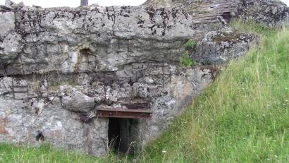 Bild: mor
Bunkerruinen mit meterdicken Betonwänden sind überall im Gelände zu finden. Die Anlagen wurden 1945 von den Amerikanern gesprengt.