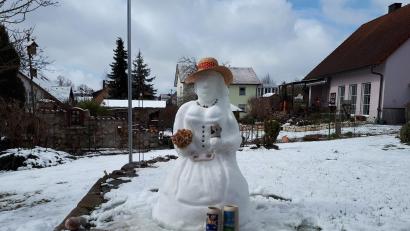 Bild: pz
Eine Schneefrau in Tracht und mit Hut ist am Samstag in Waldsassen nach dem nächtlichen Schneefall entstanden.