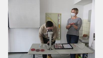 Bild: jzk
Annabell Schuster vom Labordienstleister Synlab in Weiden stellte interessierten Neuntklässlern den Beruf Medizinisch-Technische/-er Laborassistent/-in vor.