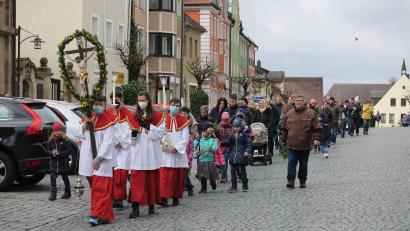 Bild: jzk
Von der Palmweihe beim Gesellenhaus führt diesmal am Palmsonntag ein Kirchenzug zur Stadtpfarrkirche. Dieser wird Stadtpfarrer Thomas Kraus künftig beibehalten.