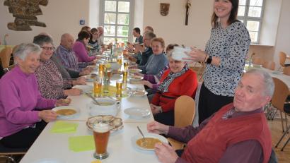 Bild: jr
Im Pfarr- und Jugendheim in Leonberg bot die KLJB am Palmsonntag ein Fastenessen an. Auch Gemeinderätin Alexandra Burger (stehend) half mit beim Servieren von Gemüsesuppe und Butterbroten.