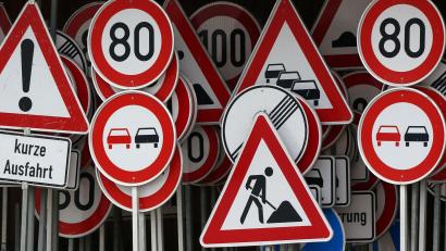 Symbolbild: Jens Büttner/dpa
Die kaputten Leitpfosten und Schilder verteilten der oder die Unbekannten auf angrenzenden Feldern, Wegen und Wiesen.