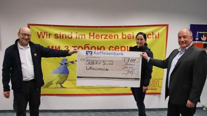 Bild: jma
Den symbolischen Spendenscheck zeigen (von links) ASB-Vorsitzender Roland Löb, ASB-Mitarbeiterin Nina Brunner und Raiffeisen-Vorstandsvorsitzender Frank-E. Kirchhof.