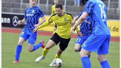 Archivbild: Hubert Ziegler
Nach dem Heimspiel ist vor dem Heimspiel: Der FC Amberg (in der Bildmitte Maximilian Witzel) erwartet am Dienstagabend die SpVgg Lam zum dritten Spiel in Serie vor eigenem Publikum.