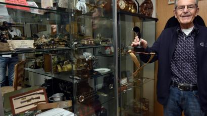 Bild: Stephan Huber
Das englische Bunkertelefon ist die neueste Errungenschaft von Georg Zweck. Oberpfalz-Medien hat er einen Einblick gewährt in seine militärhistorische Privatsammlung im Keller. Dort häufen sich Funkgeräte, Feldflaschen, Schulterstücke, Bundeswehr-Gürtel, oder Tisch-Vasen aus einem Offizierscasino.