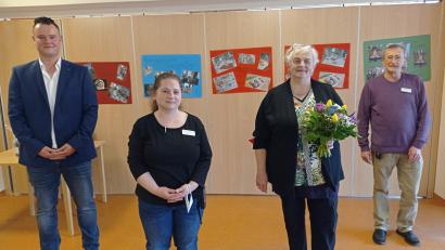 Bild: fpoz
Mit Blumen bedankten sich die Verantwortlichen des Senioren-Servicehauses bei der scheidenden Heimbeiratsvorsitzenden. Im Bild von links Johannes Großmann von der Heimleitung, Alexandra Schläger (Leiterin soziale Betreuung), Angela Burger und Harald Sgonina (stellvertretender Leiter soziale Betreuung).