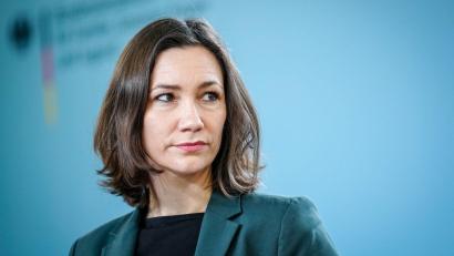 Bild: Kay Nietfeld/dpa
Anne Spiegel war zur Zeit der Hochwasserkatastrophe als rheinland-pfälzische Umweltministerin für das Landesamt und den Hochwasserschutz zuständig. Am Montag trat sie von ihrem Amt als Bundesfamilienministerin zurück.