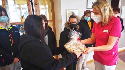 Bild: njn
Selbstgemachte Osterhasen und selbstgebackene Osterlämmer übergaben die Schüler den Senioren im BRK-Seniorenwohn- und Pflegeheim an Mitarbeiterin Diana Arnold (rechts).