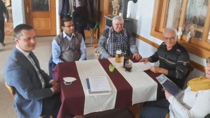 Bild: soj
Die Hauptakteure bei der Jahreshauptversammlung (von links) Bürgermeister Wolfgang Söllner, Pfarrer Pater Anish George, stellvertretender Vorsitzender Hubert Schindler, Vorsitzender Hans-Jürgen Enders und Kassiererin Heike Lang.