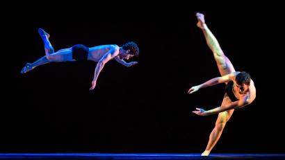 Bild: Clarissa Lambert/exb
In Blu Infinito heben die Artisten die Schwerkraft auf.