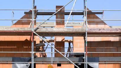 Symbolbild: Julian Stratenschulte/dpa
Der Bausektor in Deutschland boomt. Vor dem Hintergrund der Geldentwertung ist es ein zusätzlicher Antrieb für viele, in Immobilien oder ins Eigenheim zu investieren.