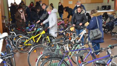 Bild: dob
Mehr als 70 Räder, Kinderwägen, Kettcars und vieles andere mehr wurden dem Elternbeirat des Evangelischen Haus für Kinder Gottfried Sperl ins Gemeindehaus zum Verkauf vorbeigebracht. Die Kunden standen zuvor Schlange am Portal.