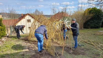 Bild: bey
Eltern und Team helfen beim Bau des Weiden-Tipis zusammen