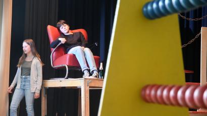 Bild: Gabi Schönberger
Welcher der beiden Hauptdarsteller leidet an einer Depression? An einer Art Rechenschieber darf das Publikum Punkte vergeben. Mehr als fünf Punkte deutet auf eine depressive Erkrankung hin.