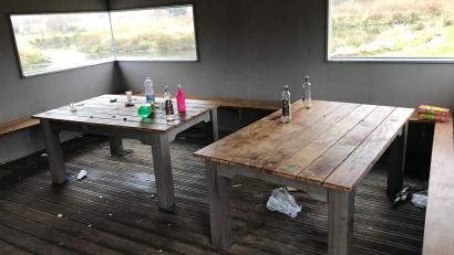 Bild: exb
Reste eines „Saufgelages“? Erst 2018 wurde der Pavillon an den Vilsauen von Vandalen beschädigt und verwüstet.