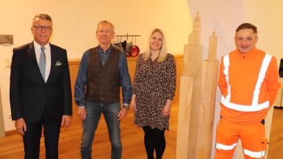 Bild: Stadt Tirschenreuth/exb
Harald Brader war über 30 Jahre Hausmeister an der Marien-Grundschule. Jetzt wurde er in den Ruhestand verabschiedet. Im Bild (von links) Bürgermeister Franz Stahl, Harald Brader, die stellvertretende Leiterin der Hauptverwaltung, Rebecca Keck, und stellvertretender Personalratsvorsitzender Karl Bayreuther.