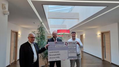 Bild: Fa. SITLog GmbH, Altenstadt/WN/exb
Spendenübergabe Firma SITLog. Landrat Andreas Meier (Mitte) nimmt den symbolischen Scheck der SITlog-Verantwirtlichen entgegen.