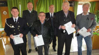 Bild: adj
Urkunden überreichte der Vorsitzende 'Engelbert Eckart (Vierter von links) der Soldatenkameradschaft 1973 Neustadt an verdiente Mitglieder