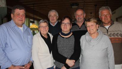 Bild: frd
Sie leiten den Ukraine-Hilfsverein: (von links) Anton Wild (Vorsitzender), Edith Brenner (Organisationsleiterin), Peter Alkofer (stellvertretender Vorsitzender), Melitta Grauvogl (Finanz- und Kassenverwalterin), Hans Zilk (Technischer Leiter), Erna Koller (stellvertretende Finanz- und Kassen-verwalterin) und Roland Müller (Schriftführer).