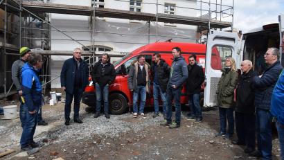 Bild: bnr
Eine Besichtigung der Baustelle „Haas Haus“ gehört seit einiger Zeit zu den obligatorischen Punkten der Tagesordnung des Bauausschusses. Beim aktuellen Ortstermin ging es um die farbliche Abstimmung der Außenfassade.