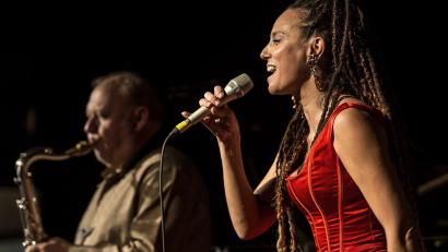 Bild: Peter Purgar/exb
Melanie Bongs Stimme verführt mit Pop und lateinamerikanischen Klängen.