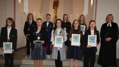 Bild: kro
Die neun Konfirmanden (vordere Reihe von links) Lukas Luft, Emily Faget, Michelle Welker, Alina Fried und Svenja Lauterbach sowie (hintere Reihe von links) Konstantin Wilka, Collin Pascher, Ina Koller und Catharina Bock mit Pfarrerin Dr. Stefanie Schön.