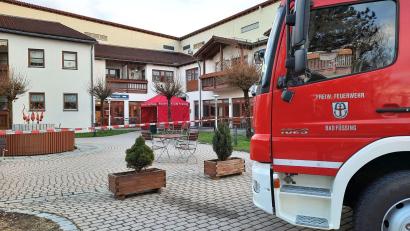 Bild: Helmut Degenhart/dpa
Ein Fahrzeug der Feuerwehr steht vor einem Altenheim.