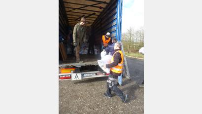 Bild: mad
Hinein damit: Voller Schwung wurden die Aktkleidersäcke verladen.