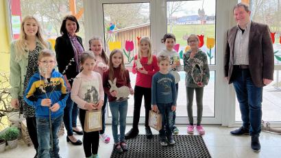 Bild: do
Mit einem Frühlings- und Osterbasar schuf die Grundschule Oberbibrach die Grundlage für eine 2000-Euro-Spende für die Ukraine. Darüber freuen sich stellvertretend einige Schulkinder mit (von links) Lehrerin Juliana Bauer, Rektorin Barbara Beer und Schulverbandsvorsitzenden Alexander Goller.