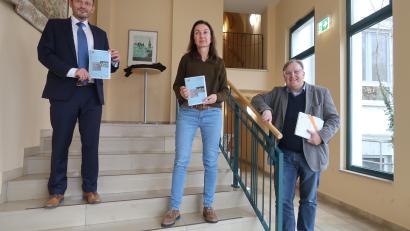 Bild: Kunz
Oberbürgermeister Jens Meyer, Leiterin Susanne Meichner und Sozialdezernent Wolfgang Hohlmeier präsentieren das neue Programm des Maria-Seltmann-Hauses.