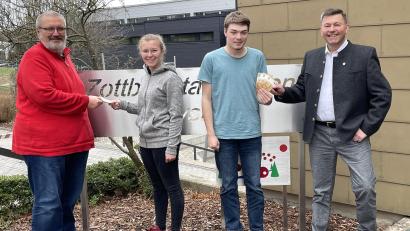 Bild: bey
Milena Wittmann (Zweite von links) und Ludwig Grötsch (Zweiter von rechts) übergeben stellvertretend für die gesamte Schulfamilie über Schulleiter Gerhard Steiner (links) an Bürgermeister Rainer Rewitzer (rechts) 350 Euro.