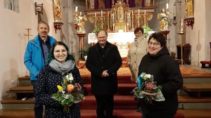 Bild: Pfarrei Kastl/exb
Thomas Deubzer übergab das Amt des Pfarrgemeinderatssprechers an Elisabeth Merkl (hinten von links). Sie und Pfarrer Heribert Stretz (Mitte) dankten den ausgeschiedenen Mitgliedern Lena Stahl und Andrea Zeitler (vorne von links).
