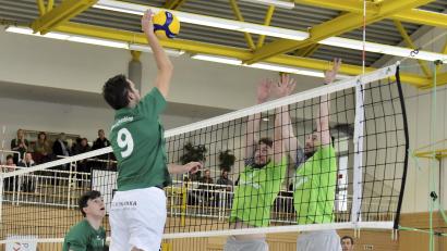Bild: Hubert Ziegler
Fabian Buck (rechts) und Severin Groha (links daneben) vom VC Amberg müssen sich am Netz ganz lang machen, um den wuchtigen Schmetterschlag des Ex-Amberger Julius Spantig (Mitte) von der FTM Schwabing zu blocken. Marco Nanka (links), ebenfalls Ex-Amberger und nun in Diensten der Schwabinger, beobachtet die Szene.