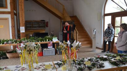 Bild: ak
Vor Mitgliedern des Frauenbundes segnete Pfarrer Markus Bruckner die von ihnen angefertigten Ostergestecke.