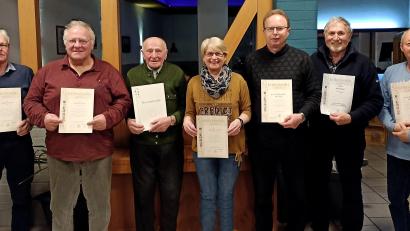 Bild: zer
Für 60 Jahre Mitgliedschaft beim Obst- und Gartenbauverein Pirk erhielt Michael Stahl (Dritter von links) die goldene Ehrennadel am Bande. Es gratulierte unter anderem die wiedergewählte Vorsitzende Angelika Meindl (Vierte von rechts).