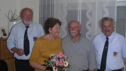 Bild: Maul, Ulrike
Ehrung für ein Urgestein der Lintacher Reservisten (von links): stellvertretender Vorsitzender Xaver Ram, Ottile Wendl, Jubilar Martin Wendl und Vorsitzender Wolfgang Richthammer.