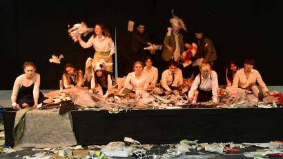 Bild: Claudia Köppel
Das 14-köpfige Schauspielensemble der FOS/BOS sorgt mit Frank Wedekinds „Frühlings Erwachen“ für einen großartigen Theaterabend.